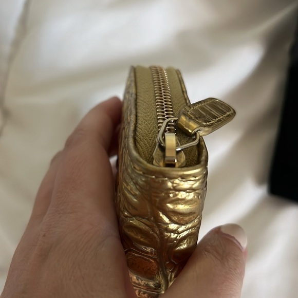 Chanel Egyptian Gold Croc Embossed Zip Around Card Holder - Picture 5 of 16